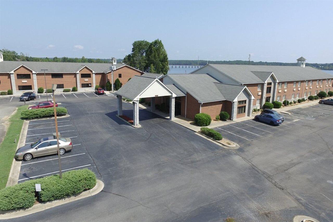 Clarion Pointe On The Lake Clarksville-South Hill West Exterior photo