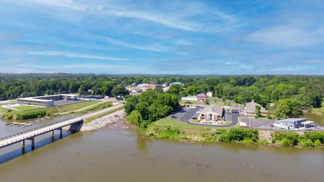 Clarion Pointe On The Lake Clarksville-South Hill West Exterior photo