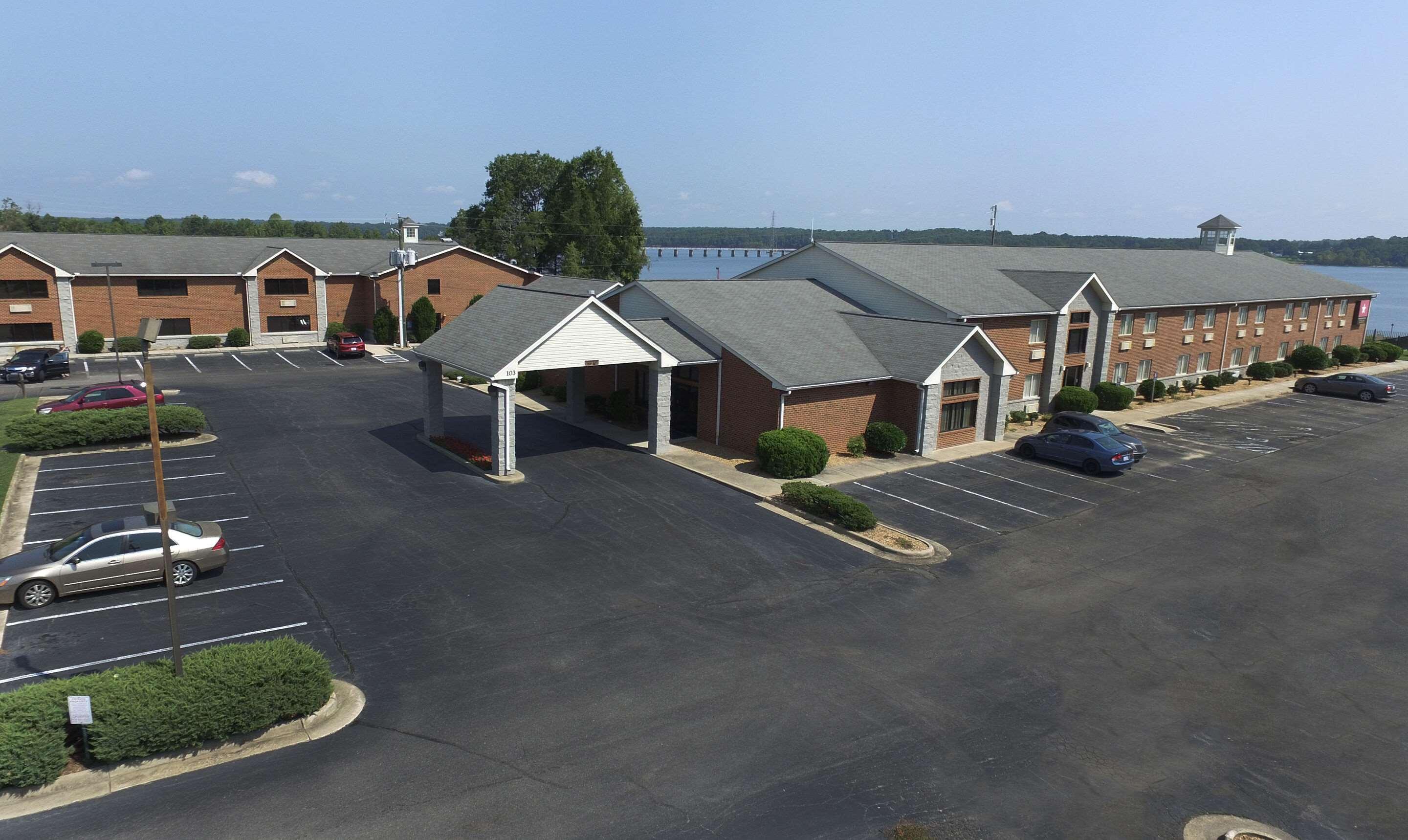 Clarion Pointe On The Lake Clarksville-South Hill West Exterior photo