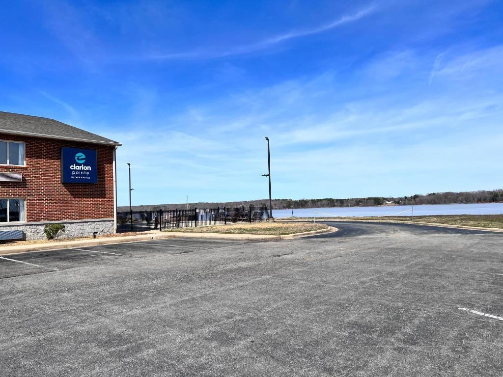 Clarion Pointe On The Lake Clarksville-South Hill West Exterior photo